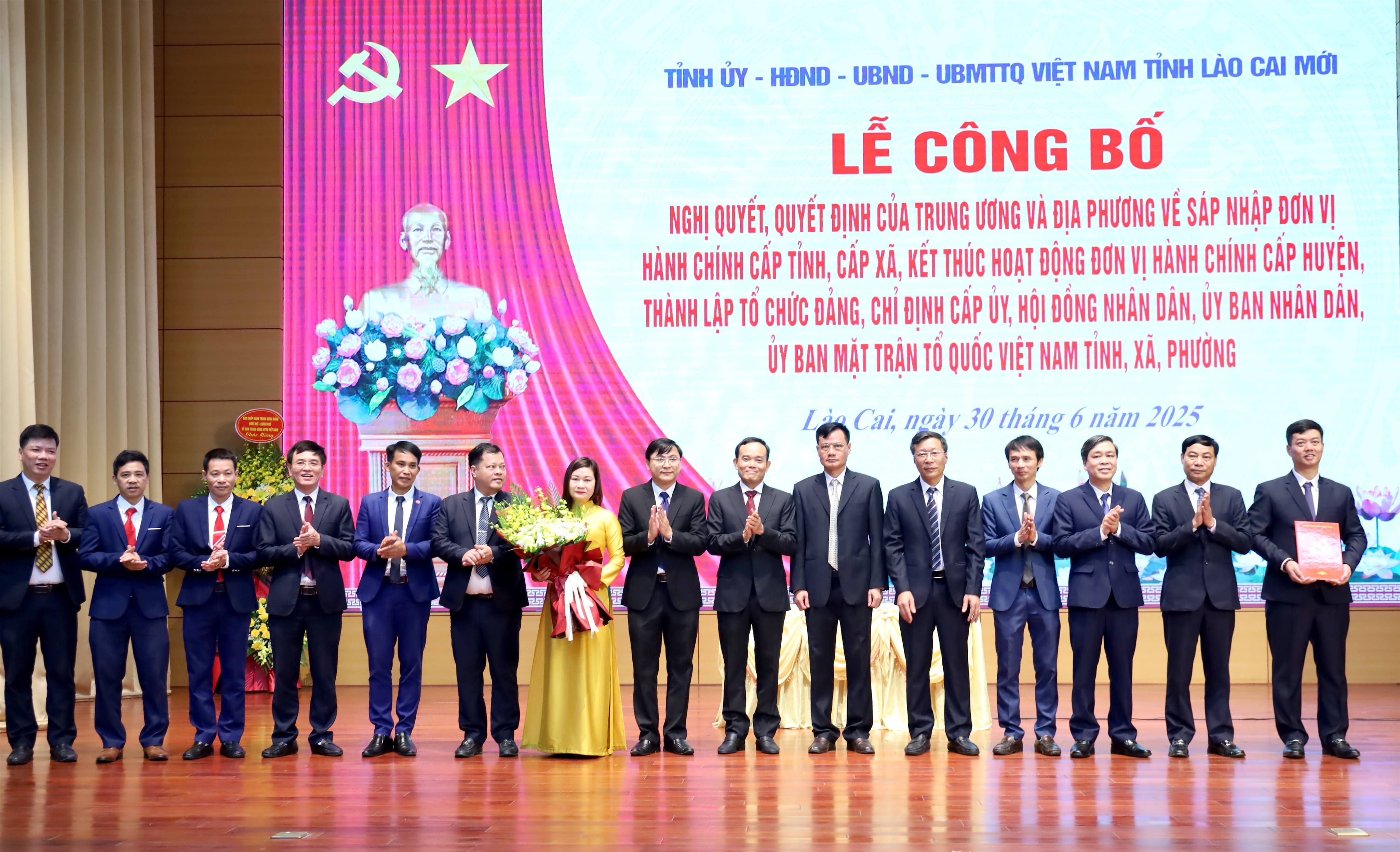 Đồng chí Trần Lưu Quang - Bí thư Trung ương Đảng, Trưởng Ban chính sách và chiến lược Trung ương trao Quyết định của Ban Bí thư chỉ định Uỷ ban Kiểm tra, Chủ nhiệm, các Phó Chủ nhiệm Uỷ ban Kiểm tra tỉnh Lào Cai.